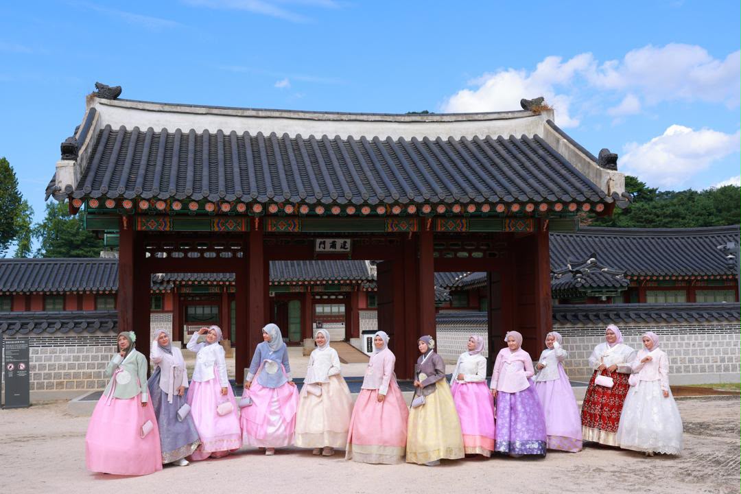 Kumpulan pelancong memakai hanbok di istana Korea